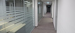 Büroflächen mit gläsernen Trennwänden